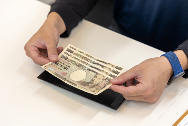 その場で現金を手渡し