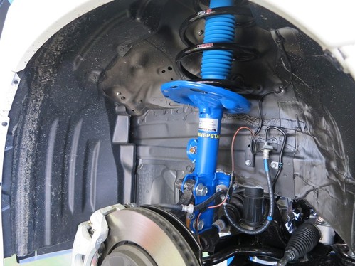 エナペタル　フロントストラット