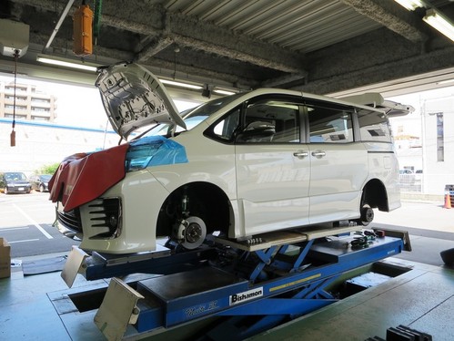 VOXYに車高調取り付け。