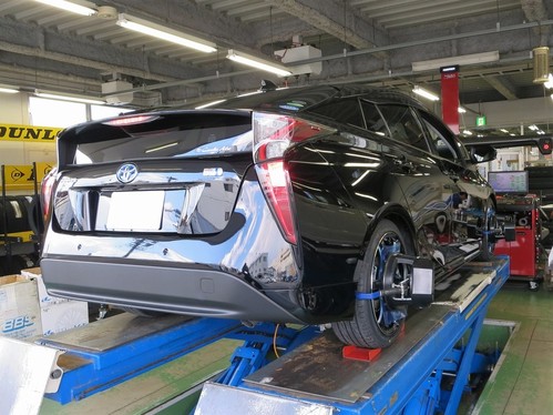 プリウス アライメント中