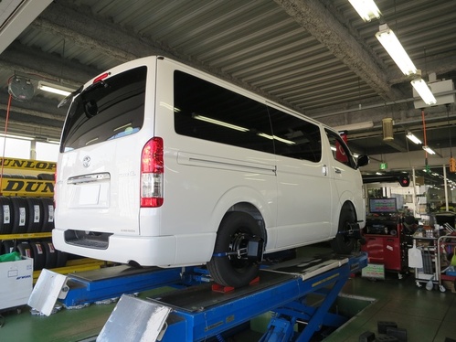 ハイエース　アライメント