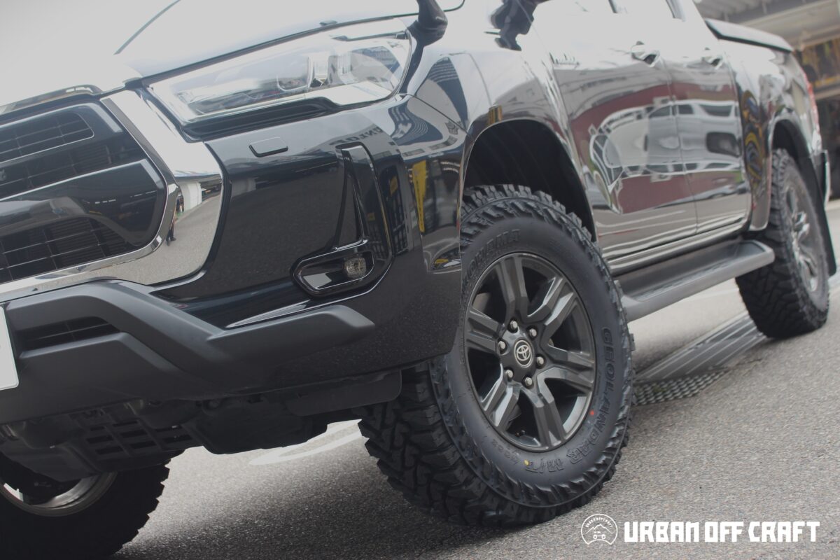 ハイラックス リフトアップ カントリーサスペンション 4×4エンジニアリング カンサス ハーモフレック 乗り心地 費用 ジオランダーMT G003 275幅 干渉