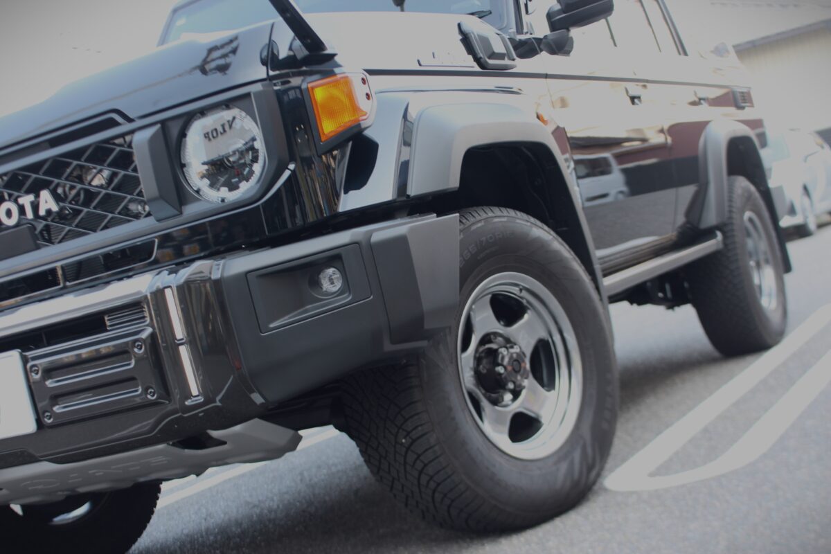 新型70ランクル 再再販70ランクル GDJ76W ランドクルーザー 40周年 ブラッドレーV ブラッドレーフォージド匠 コンペティションラグナット 3Dフロアマット ノキアン ハッカリッタR5SUV