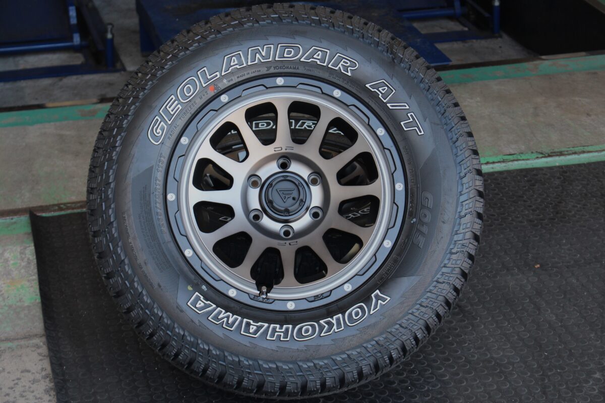 デルタフォース・オーバル　メッシュ系デザイン　17インチ　マットスモークポリッシュ　ジオランダーX-AT　コンケイブフェイス　