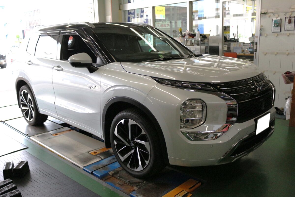 アウトランダーPHEV　GN0W　１８インチ