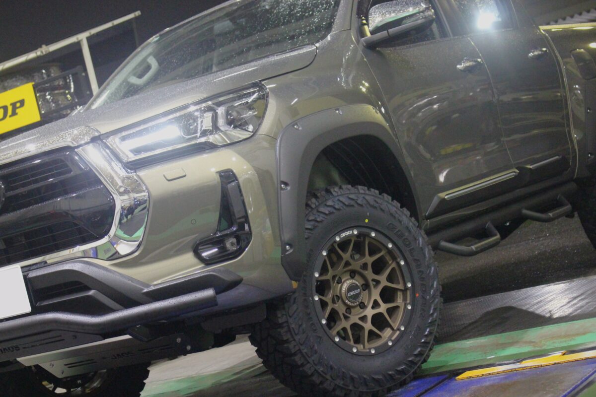 ハイラックス　17インチ　リフトアップ　オーバーフェンダー　デイトナM8 BEDITION　納期未定　ジオランダーMTG003　カスタム　オフ系　ホイール　交換　干渉