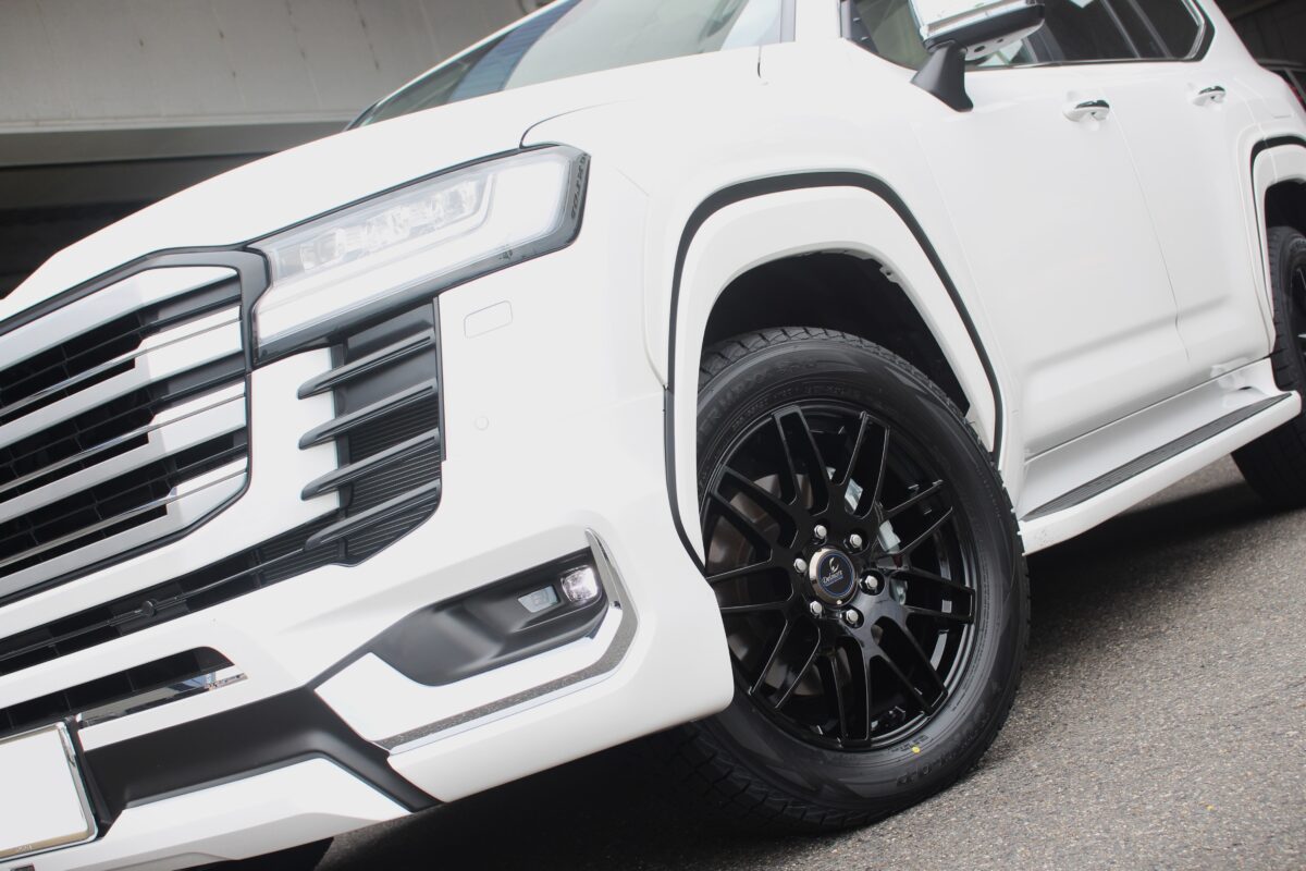 ランクル300 スタッドレスセット ダンロップ デルモアLCS 純正ナット流用 ウィンターマックスSJ8+ スタッドレスタイヤ 艶有り黒 ホイール