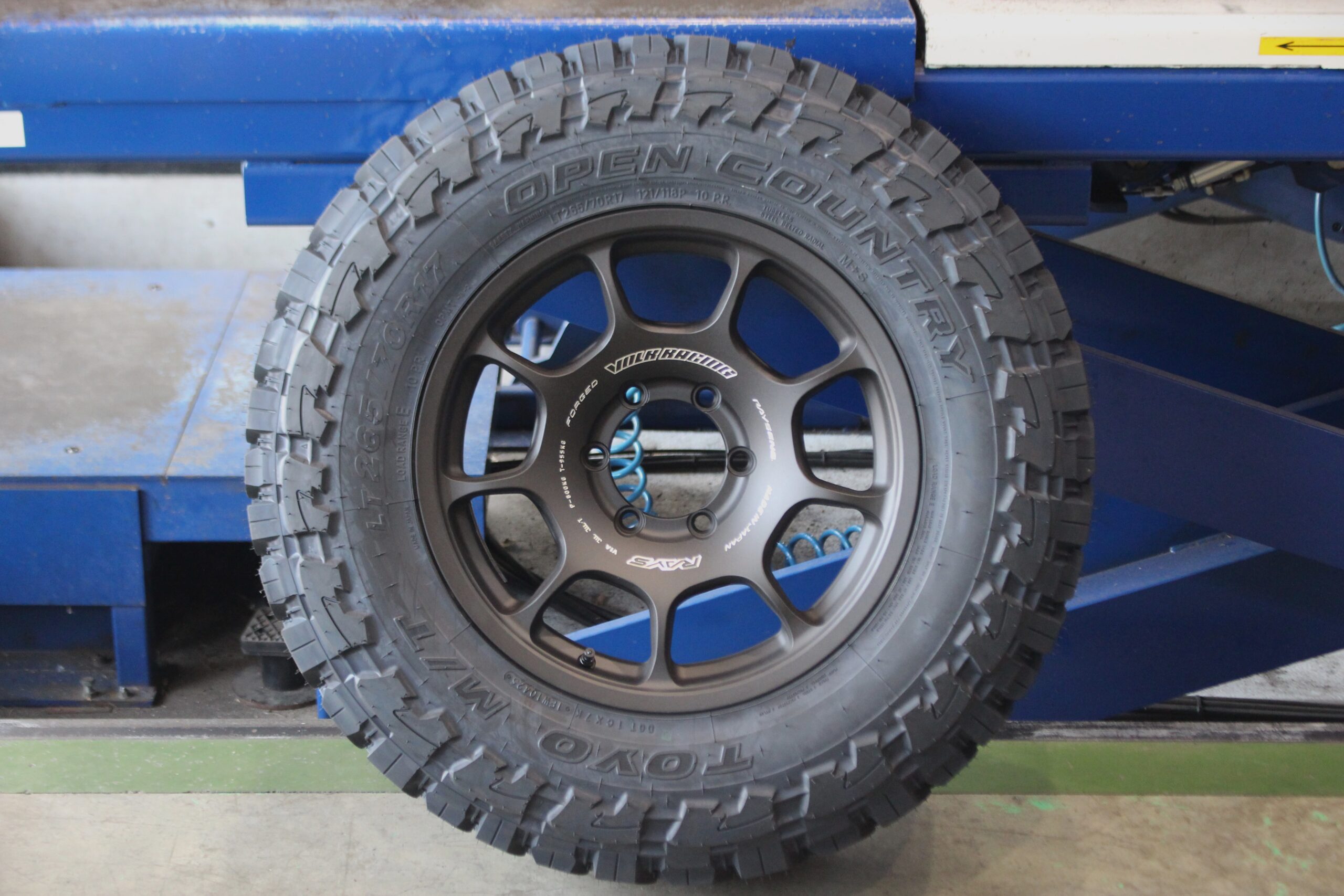 レイズ　ボルクレーシング　ZE40X　鍛造モデル　17インチ　マットガンブラック　ジオランダーMT G003　265/70