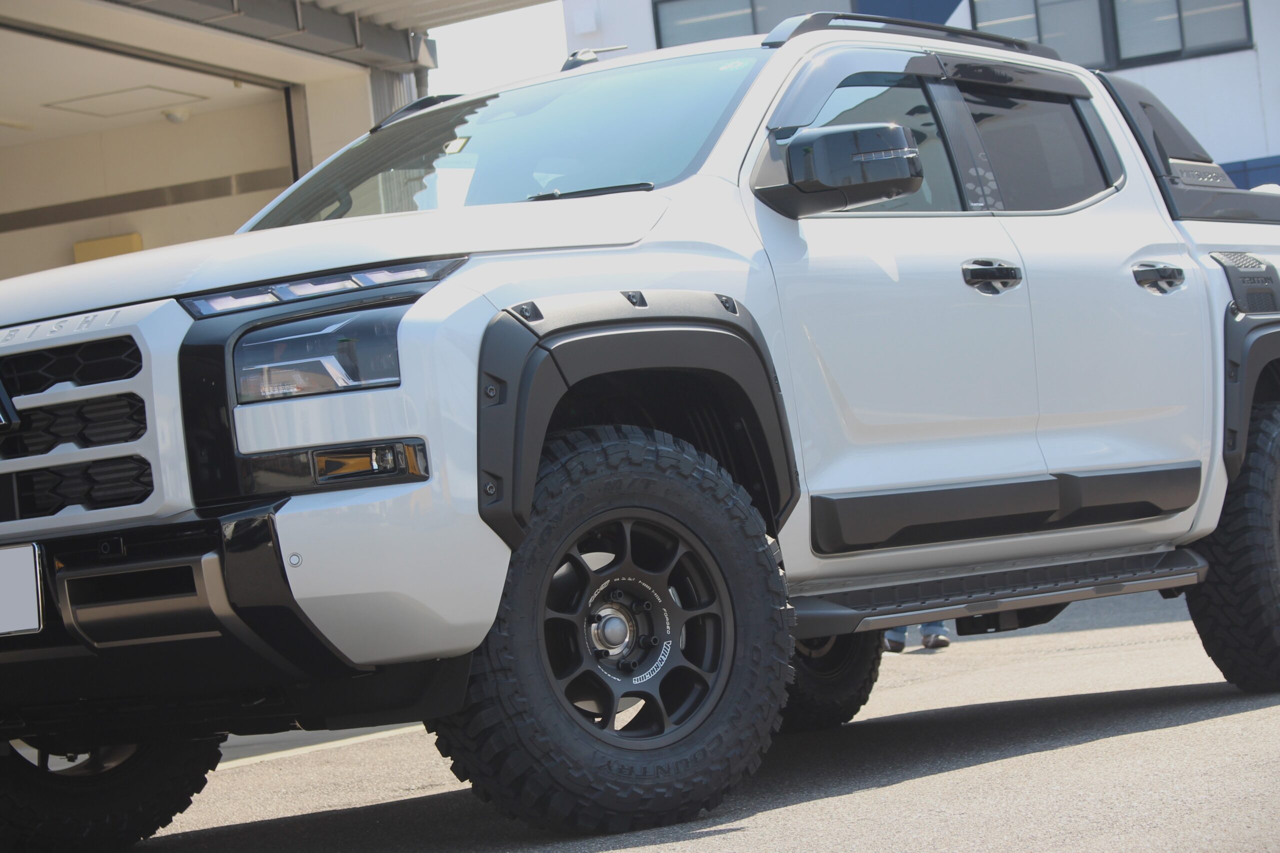 トライトン　ホイール　カスタム　265幅　オプカンMT　干渉無し　　レイズ　ボルクレーシングZE40X　MTタイヤ　ゴツく　干渉無し　