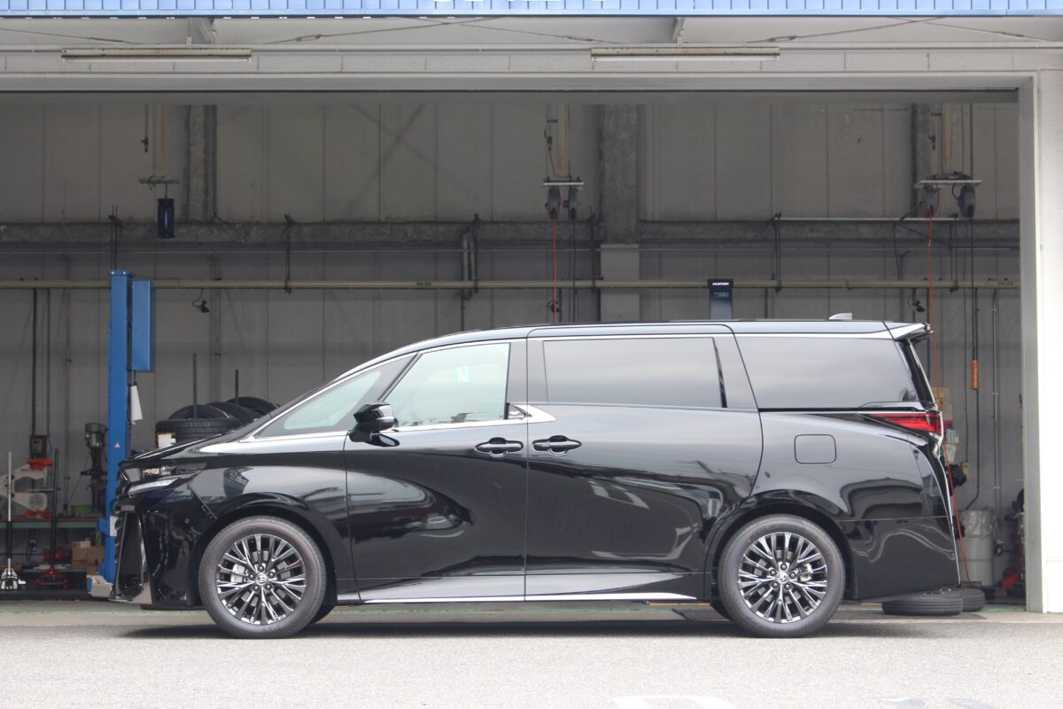 ヴェルファイアの純正状態の横向き