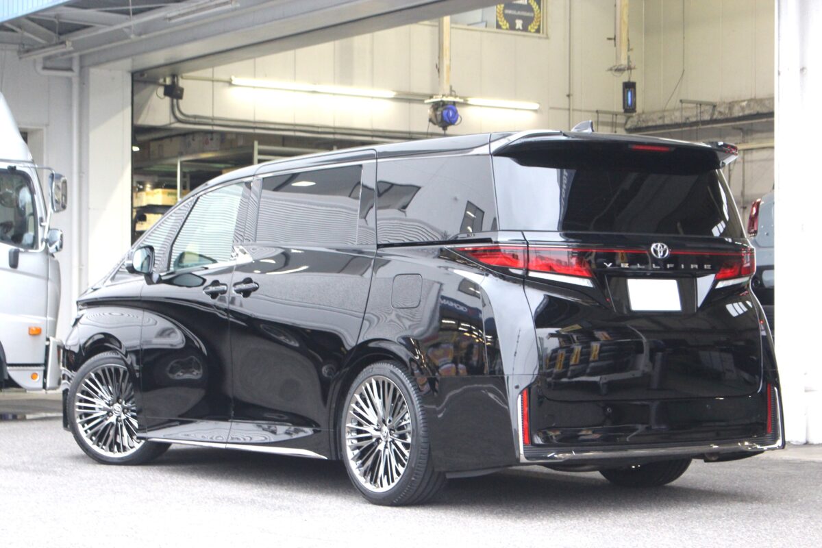 カスタム完成後のヴェルファイアの後ろ姿
