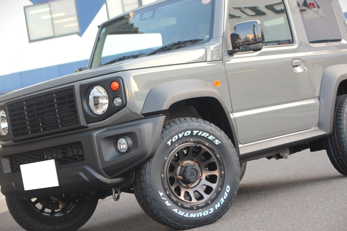 ジムニーシエラ　ジムニー　じむにーばんらいふ　JB74　デルタフォース　オーバル　マットスモークポリッシュ　TOYO　トーヨー　オープンカントリー　オープンカントリーAT3　DAMD　ダムド　LittleD　リトルD　フロントグリル　フロントグリル交換　グリル交換　オフ系カスタム　オフロードカスタム　ジムニーシエラに似合うホイール　