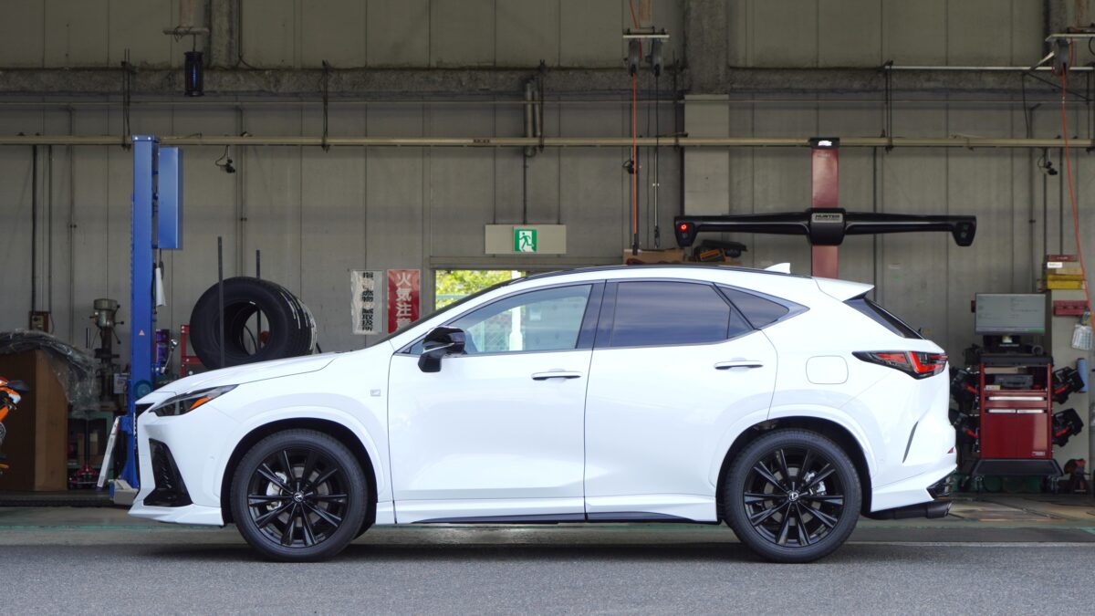 レクサスNX350hの純正の横向きの写真。カスタム前