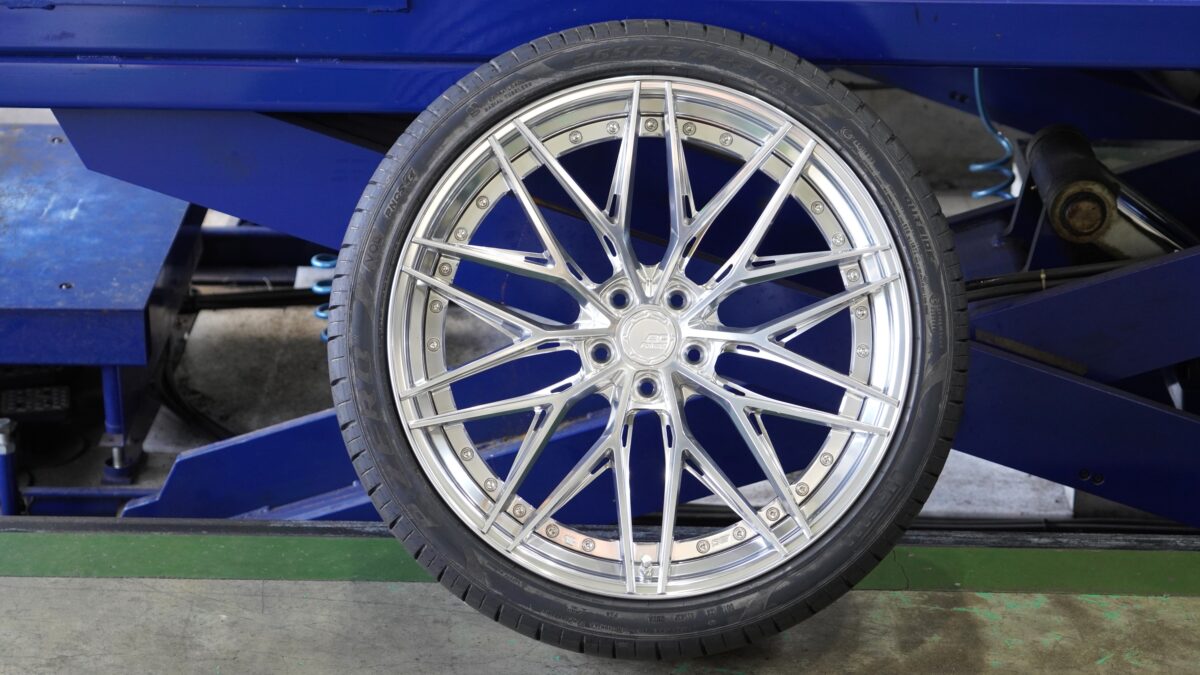 BC FORGED HCA675Sの22インチ。カラーはブライトクリア。ピレリのタイヤとセット
