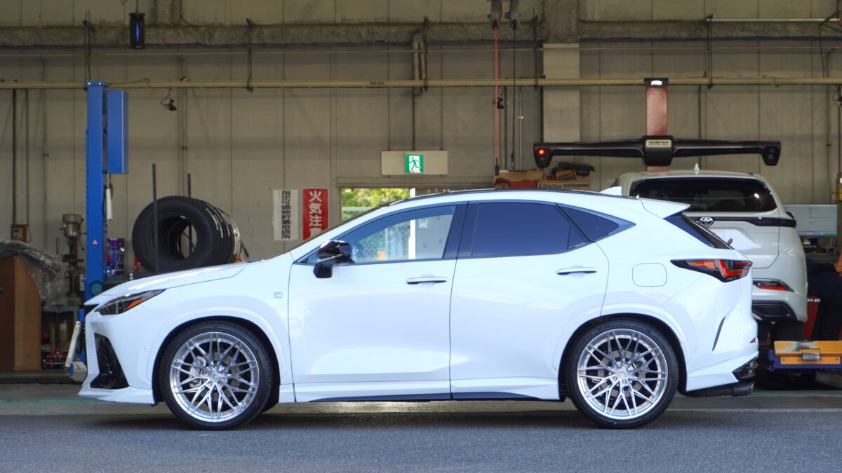 レクサスNXにBC FORGED HCA675S 22インチを装着した完成写真