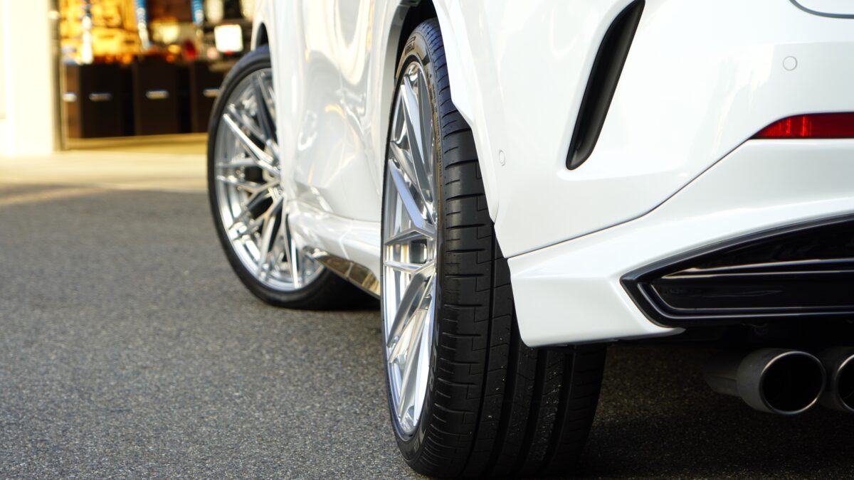 BC FORGED HCA675S 22インチを装着したレクサスNX350hの出ヅラがツライチ