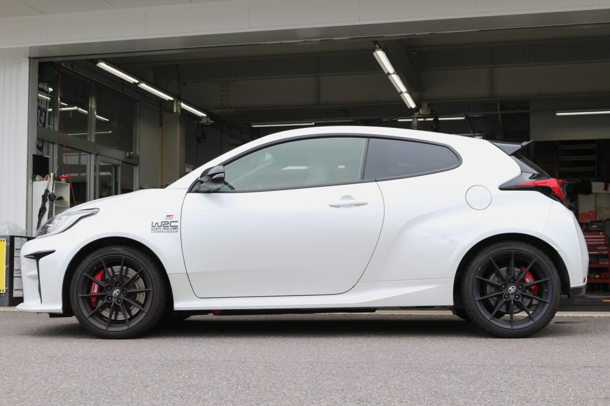 グリミットブラックダイヤカットリム/ GTKRC　 WORK EMOTION ZR10の18インチを装着したGRヤリス