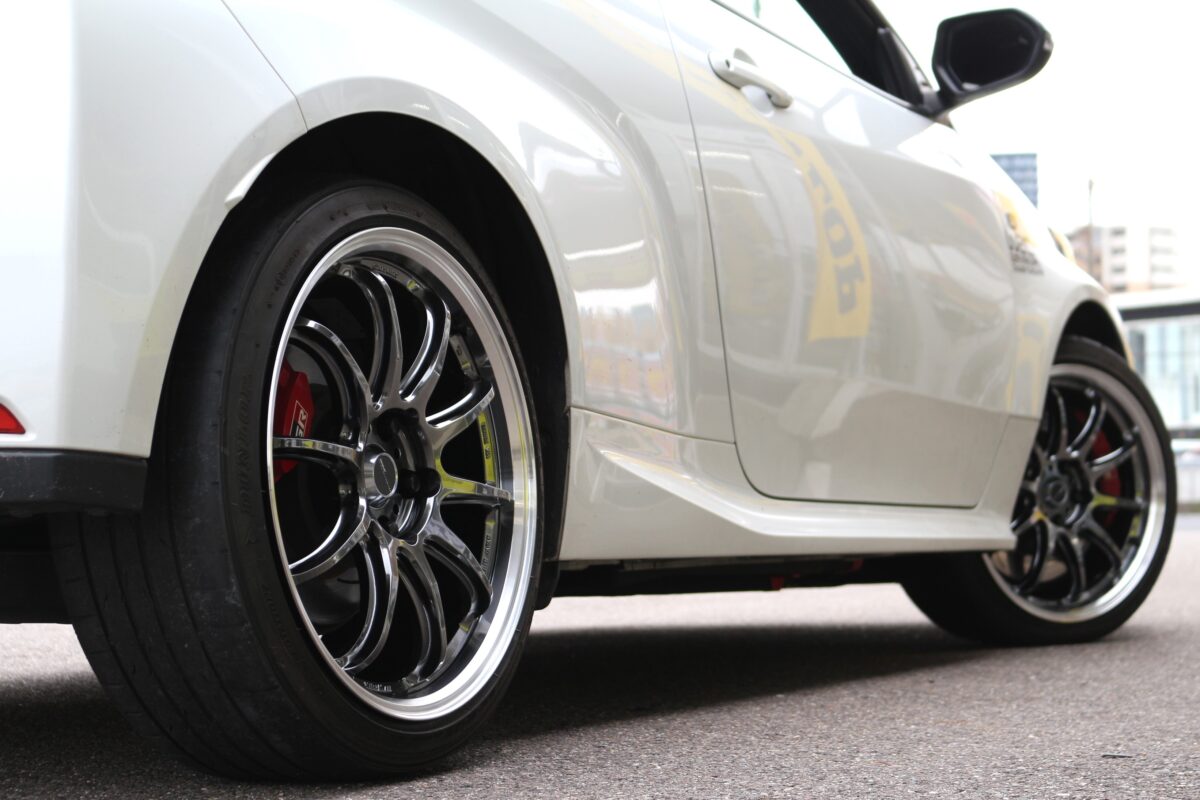 グリミットブラックダイヤカットリム/ GTKRC　 WORK EMOTION ZR10の18インチを装着したGRヤリス