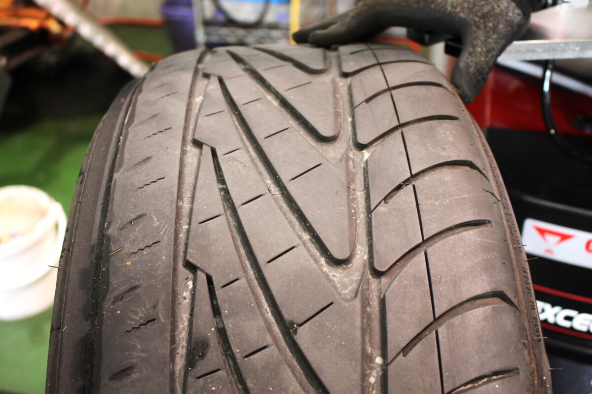 タイヤ　偏摩耗　アライメント　点検