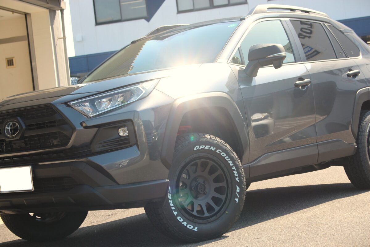 ACCのイージーアップでリフトアップし、デルタフォースのオーバルを装着した50系RAV4