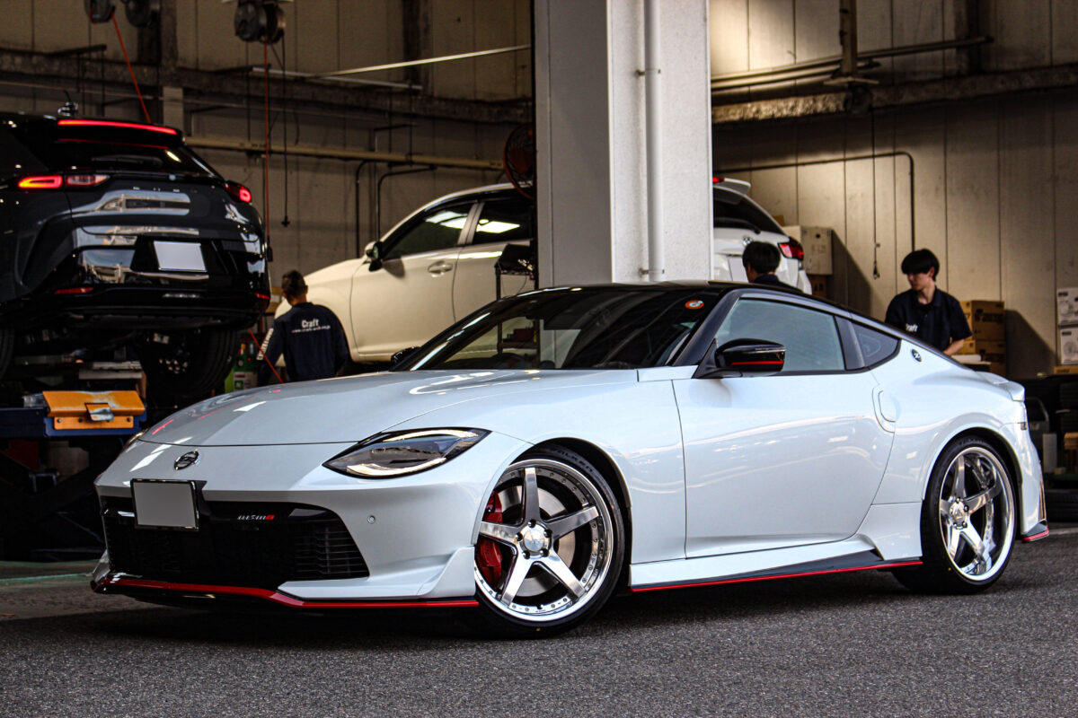 WORK GNOSIS CVF ( ワーク グノーシス CVF ) の バフフィニッシュ カラー 20インチ を 超深リム で NISSAN フェアレディZ (RZ34) へ装着した際のAfter画像。