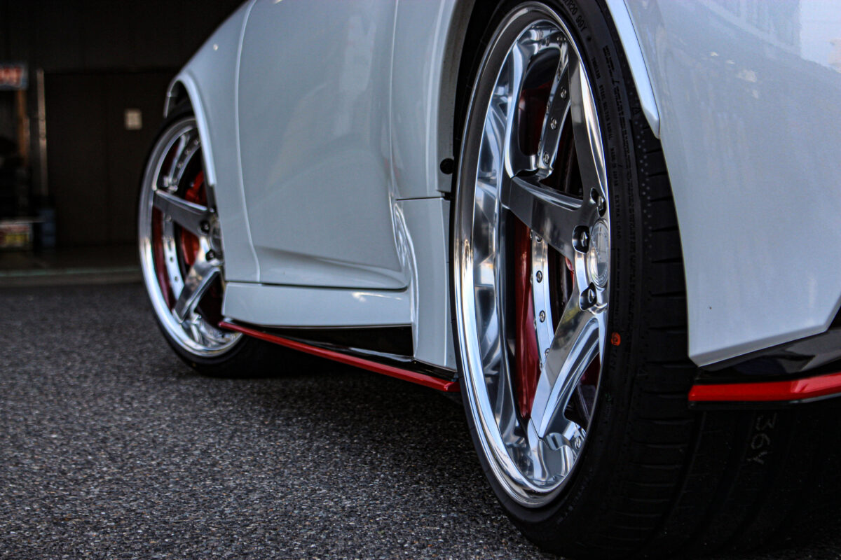 WORK GNOSIS CVF ( ワーク グノーシス CVF ) の バフフィニッシュ カラー 20インチ を 超深リム で NISSAN フェアレディZ (RZ34) へ装着した際のリアホイールとフロントホイール。