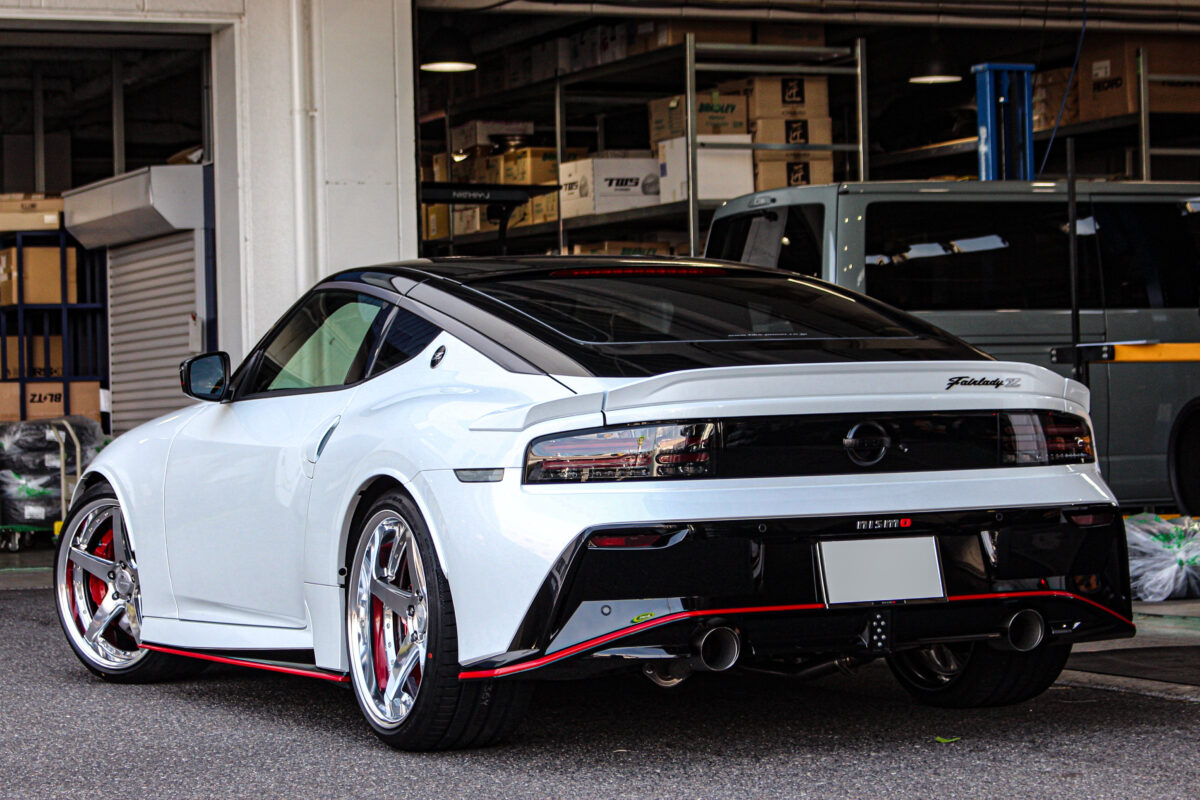 WORK GNOSIS CVF ( ワーク グノーシス CVF ) の バフフィニッシュ カラー 20インチ を 超深リム で NISSAN フェアレディZ (RZ34) へ装着した際のRear-View。