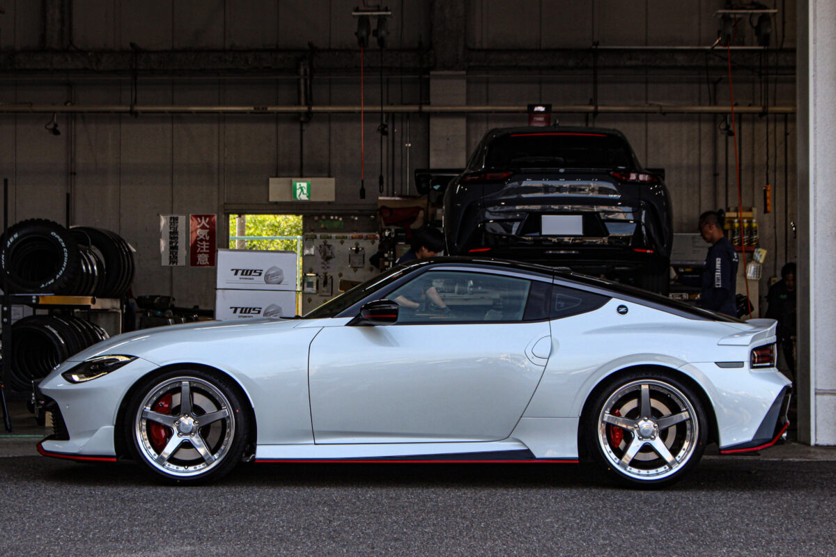 WORK GNOSIS CVF ( ワーク グノーシス CVF ) の バフフィニッシュ カラー 20インチ を 超深リム で NISSAN フェアレディZ (RZ34) へ装着した際のSide-View。