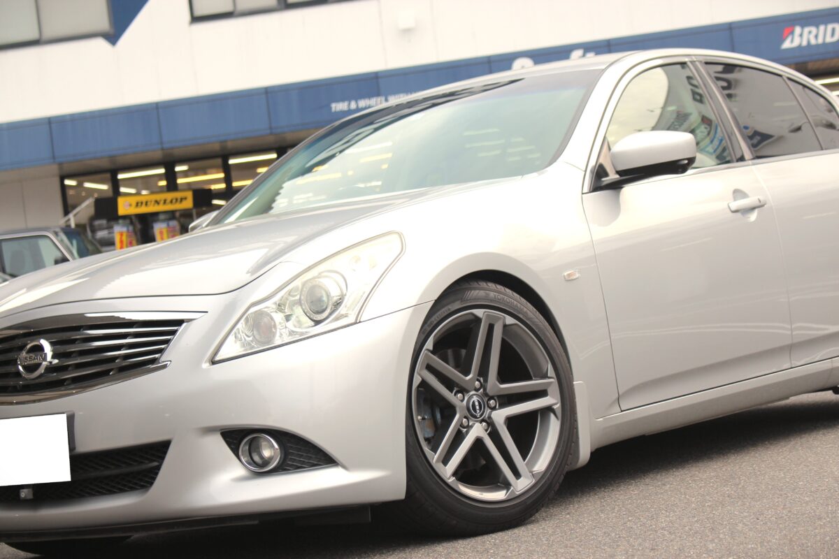 HKSの車高調ハイパーマックスSを取付し、ローダウンを行ったV36型スカイラインセダン