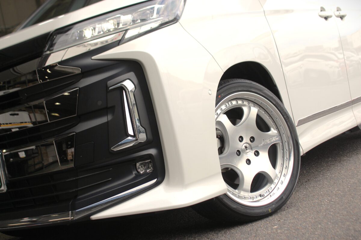 Wedsのクレンツェ新作ホイールバズレイアIDを装着した90系ノア