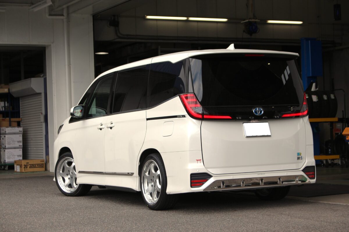 Wedsのクレンツェ バズレイアIDを装着した90系ノアのリアビュー