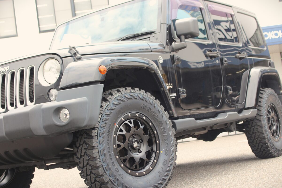 JAOSのBATTLEZリフトアップサスペンションTi-Wでリフトアップし、MLJホイールXTREME-JのXJ04を装着したJKラングラー