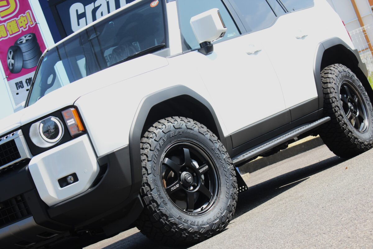 ランクル250に275/70R18のオープンカントリーR/TトレイルとTE37ラージP.C.DプログレッシヴモデルⅡブラックシャドウLTDを装着した画像