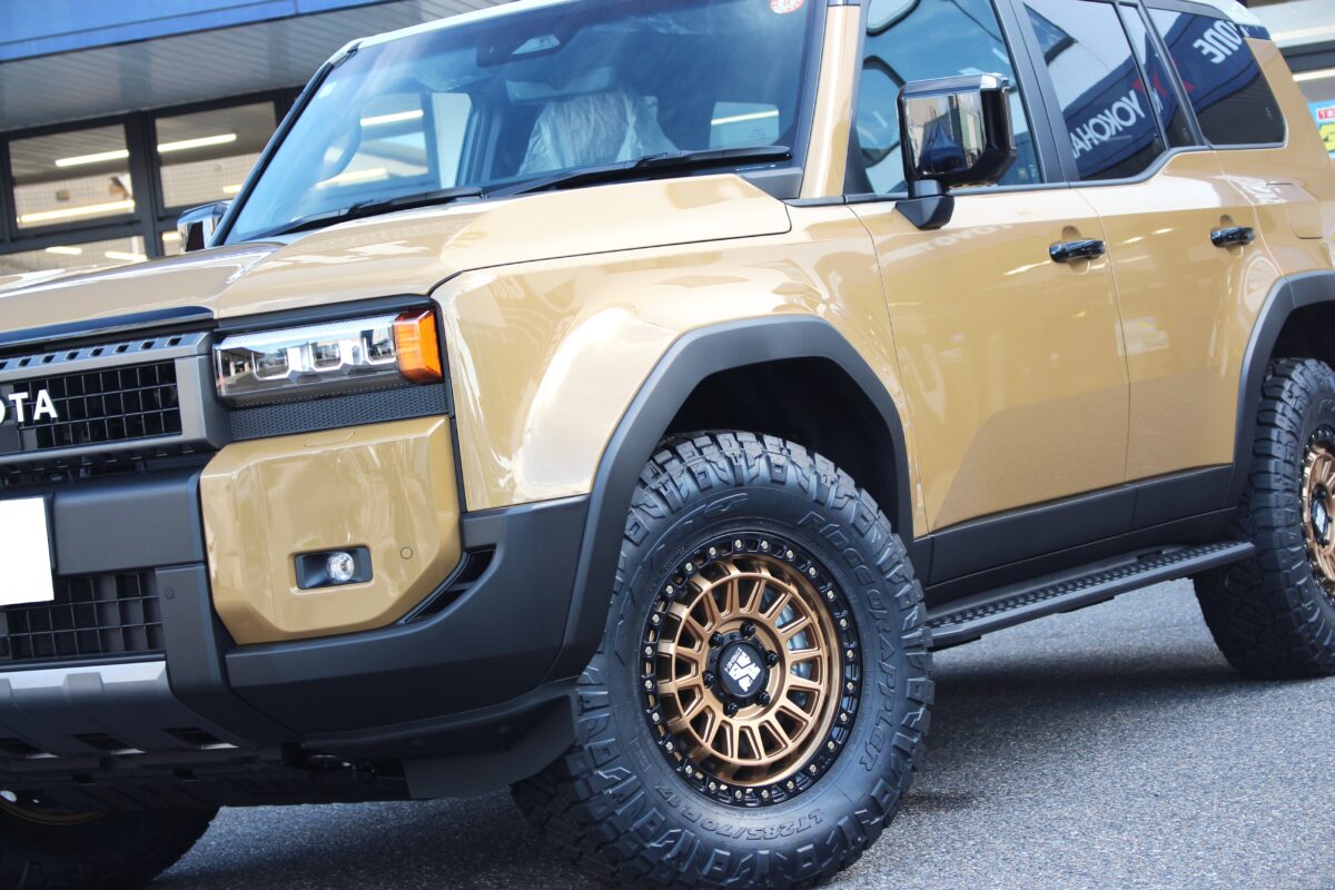 XTREME-Jシリーズ最新作XJ08のマットブロンズカラーと1サイズアップした限界タイヤサイズ285/70R17を組み合わせて純正車高でフェンダーツライチになったランクル250