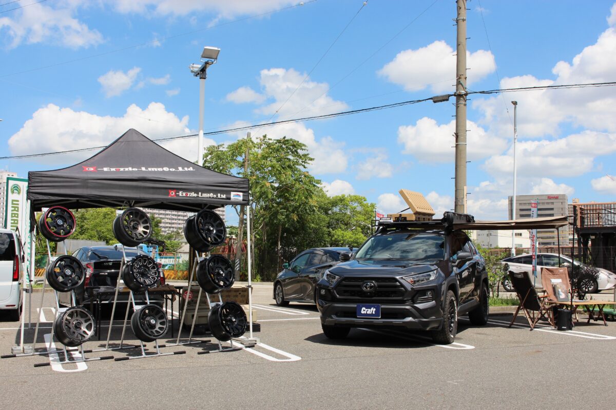 RAV4にライノラックを装着したデモカーを展示中！夏のアウトドアには欠かせないルーフラックをその目で確かめれますよ！