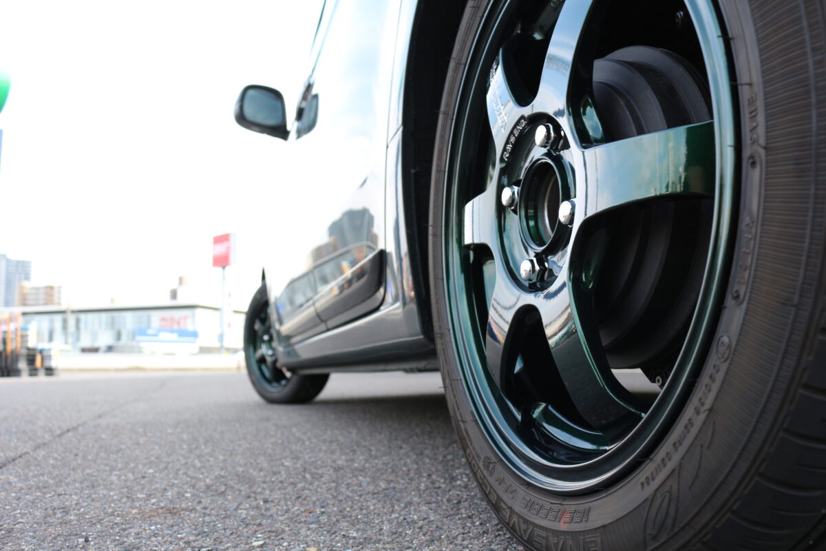 レーシンググリーン(IG) RAYS VOLKRACING TE37 SONICの15インチを装着したN-ONE