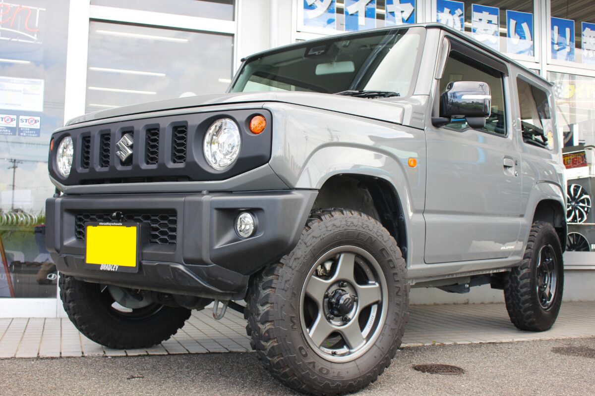 4×4エンジニアリングのカントリーサスペンションキットとブラッドレーVとトーヨータイヤのオープンカントリーM/Tを装着したJB64ジムニー