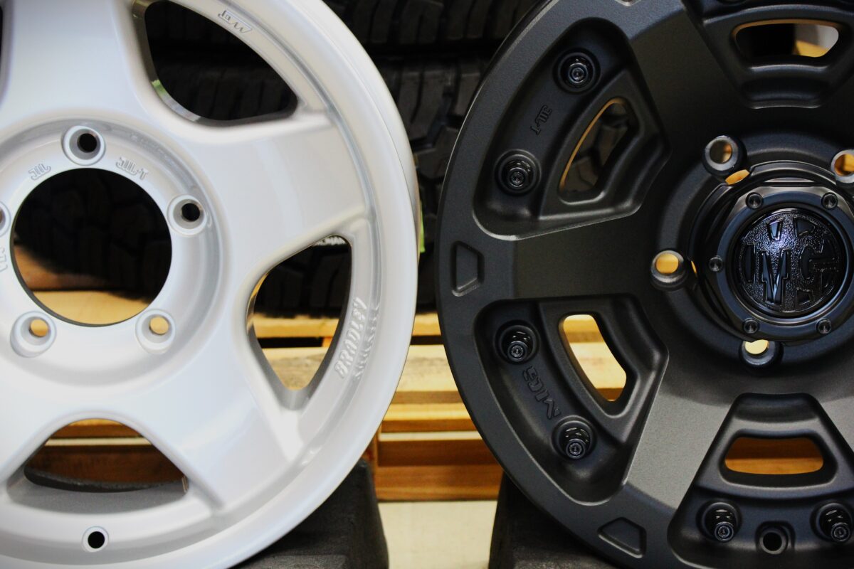 ジムニーシエラ・ジムニーノマド用の4×4エンジニアリング ブラッドレーVとクリムソン MGアーマーFFを並べた画像