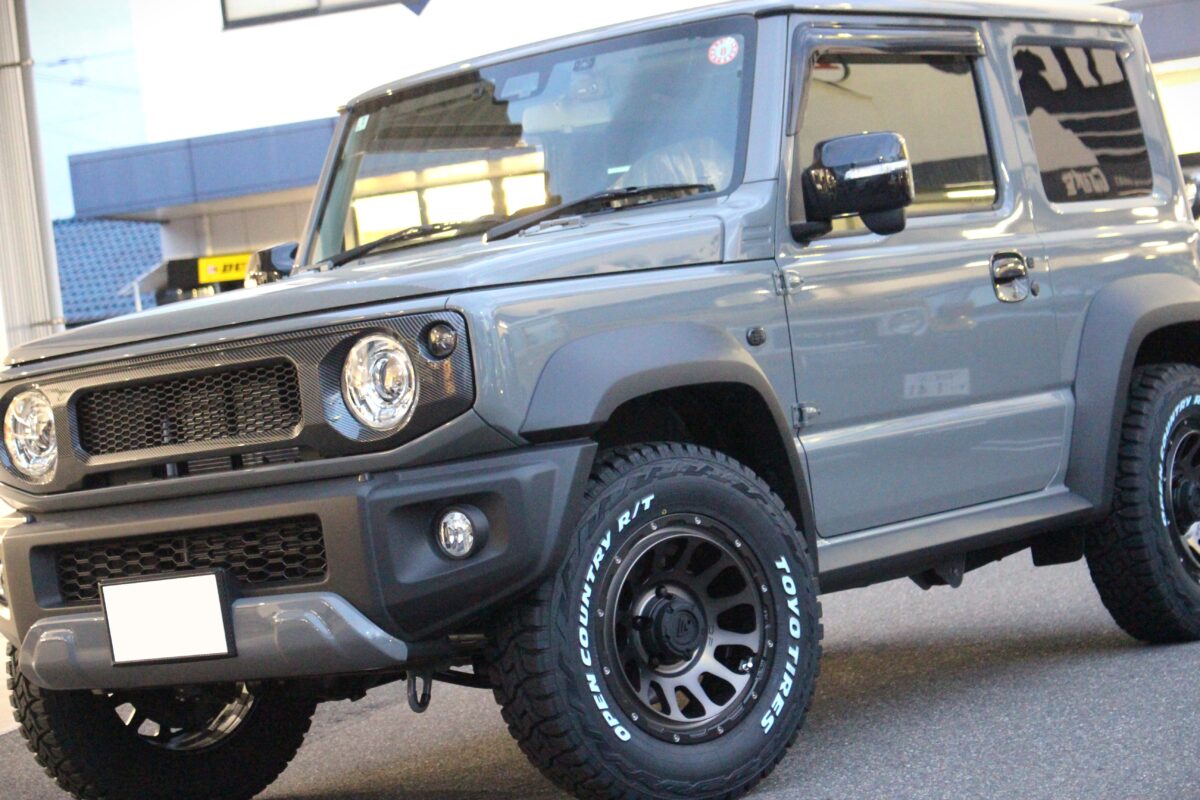 車種専用設計されたデルタフォース オーバルを装着したJB74ジムニーシエラ
