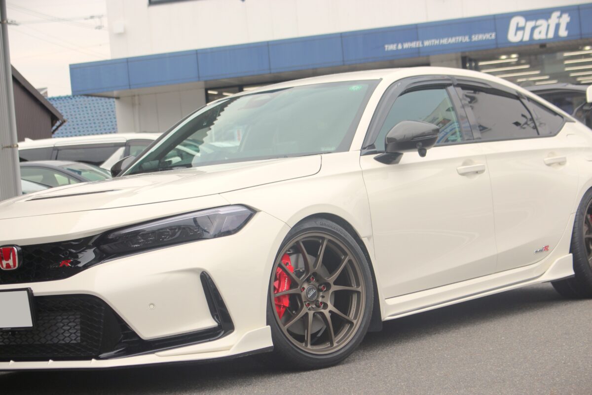 TWSの手掛ける軽量鍛造ホイールT66-Fのオプションカラー"フラットブロンズ"を装着したFL5型シビックタイプR