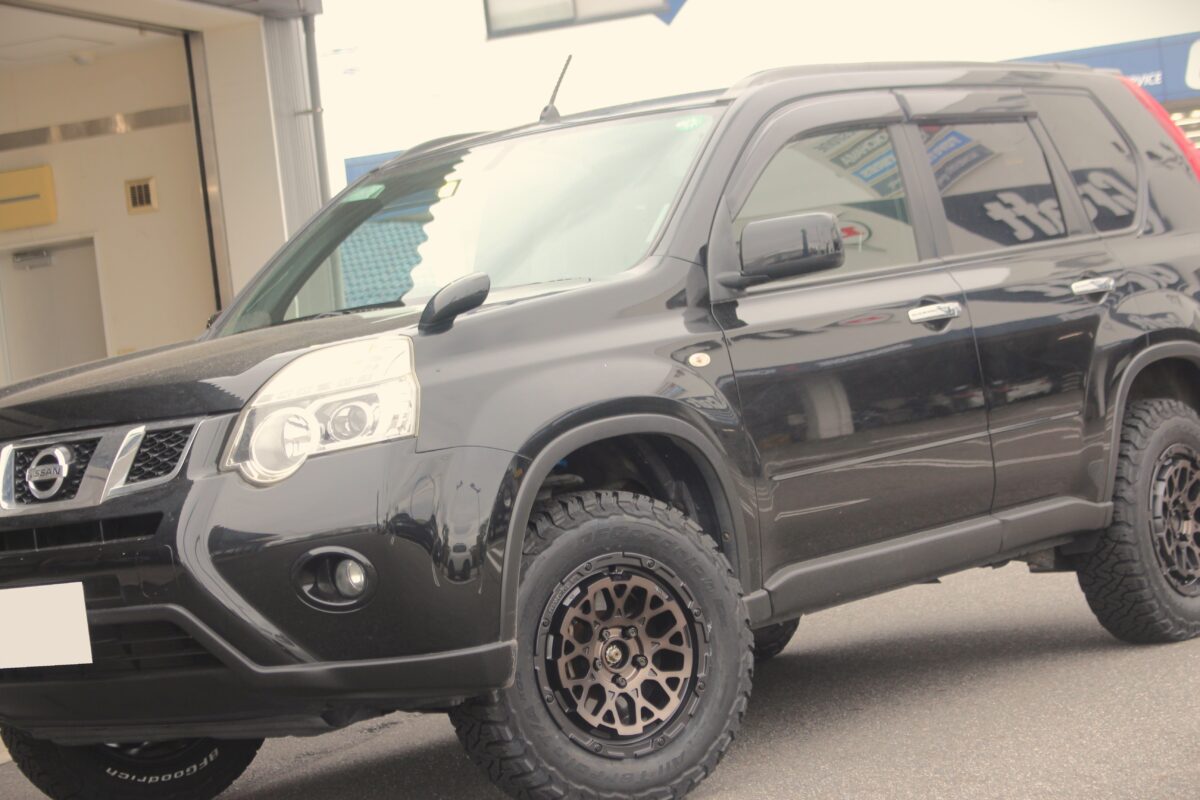 モトレージのコイルサスペンションでリフトアップし、4×4エンジニアリングサービスのAir/Gロックスのゴーストエディションを装着したT31エクストレイル