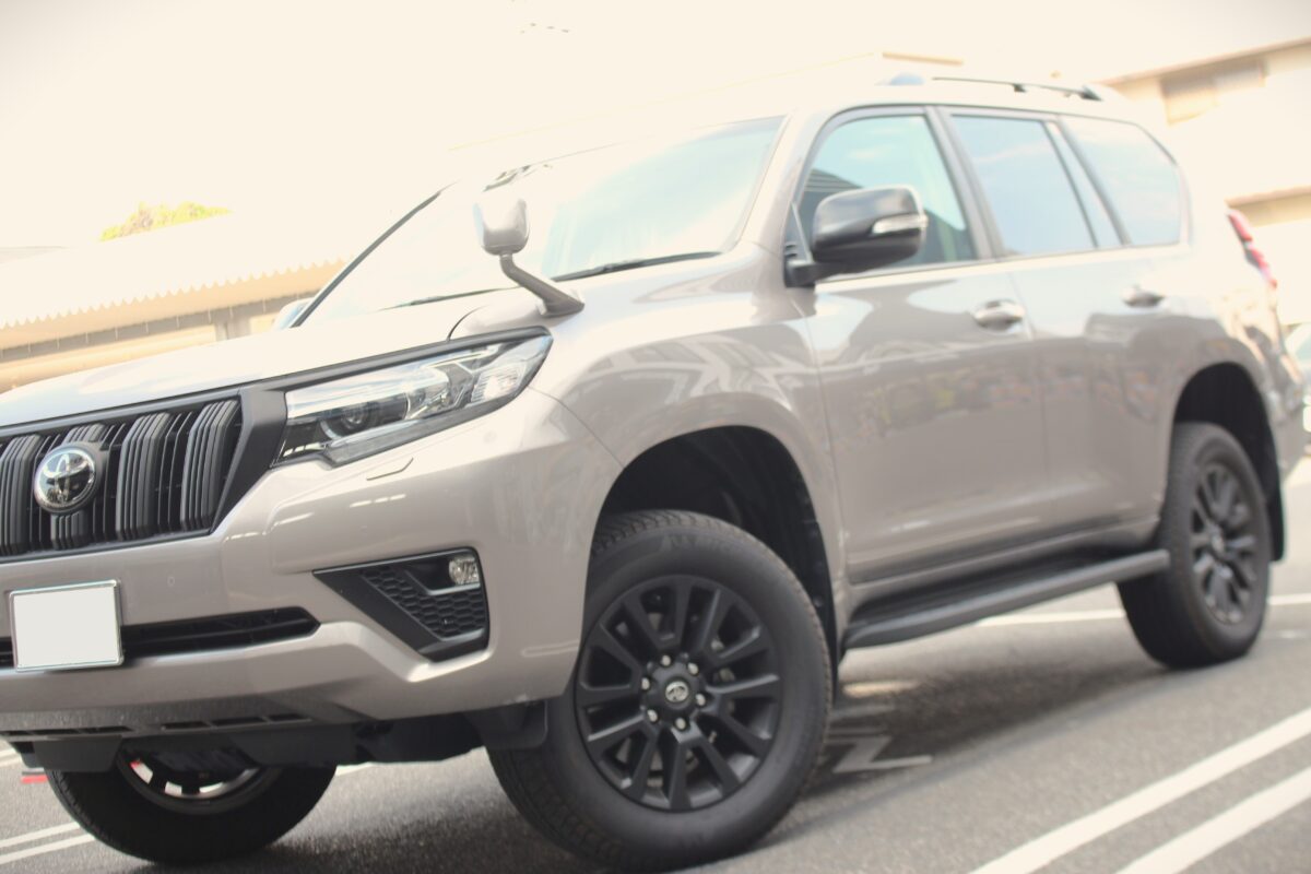 BILSTEINのショックアブソーバーB6を取付しリフトアップを行い、ガナドールの右2本出しダブルテールマフラーを装着した150系ランドクルーザープラド