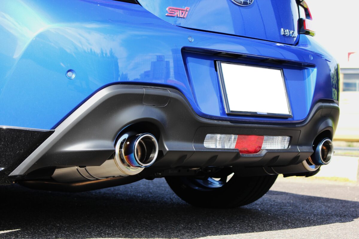 HKSのマフラーが装着されたBRZの画像