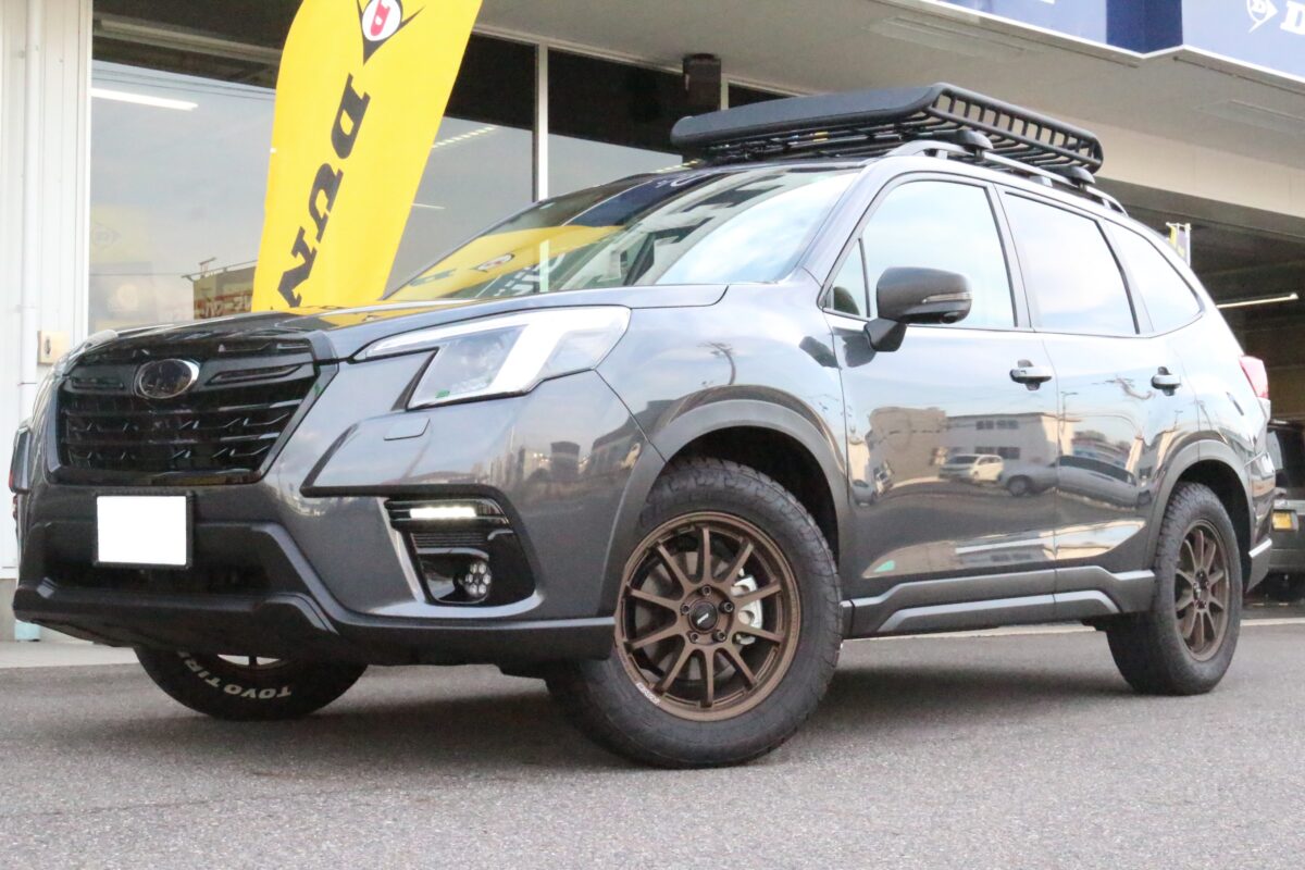 マットブラック Matte Black ENKEI　GTC02にTOYO TIRE　OPEN COUNTRY R/Tの１７インチを装着したフォレスター