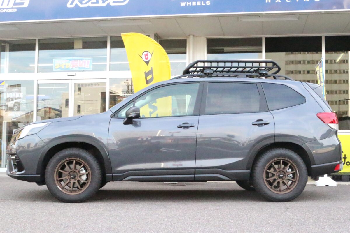 マットブラック Matte Black ENKEI　GTC02にTOYO TIRE　OPEN COUNTRY R/Tの１７インチを装着したフォレスター