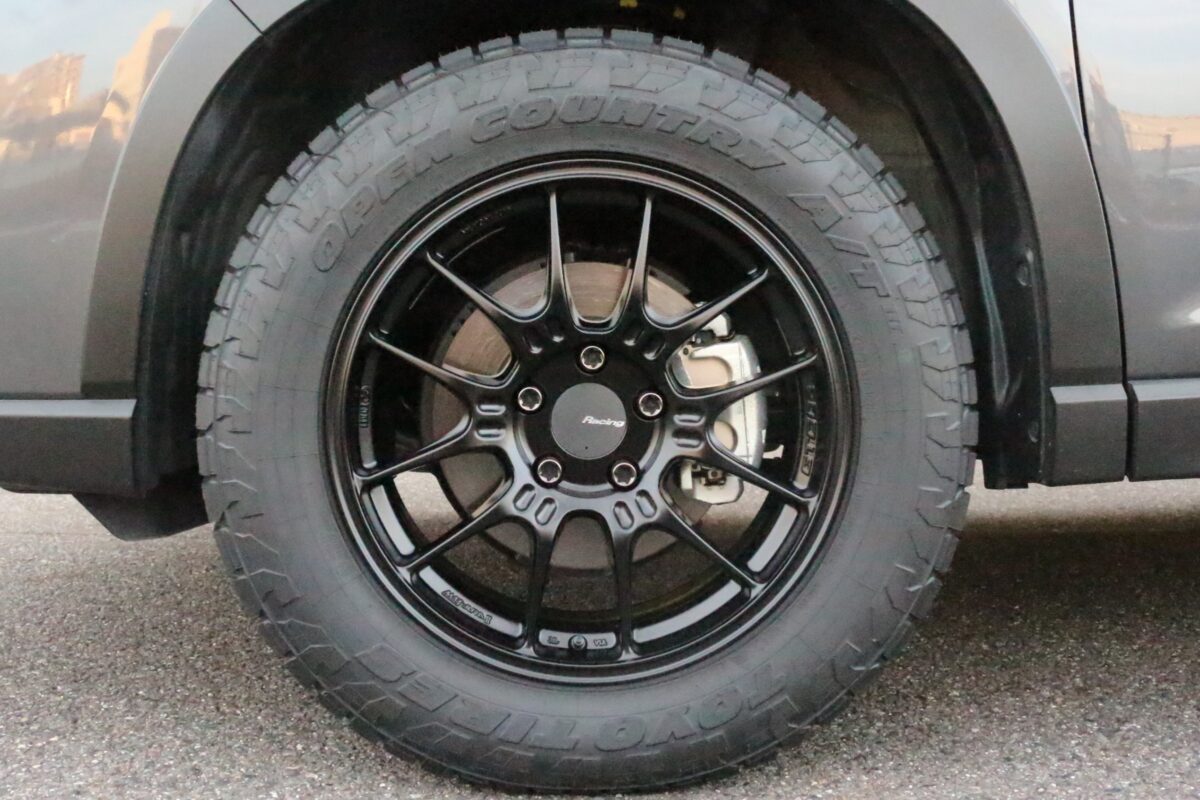 マットブラック Matte Black ENKEI　GTC02にTOYO TIRE　OPEN COUNTRY R/Tの１７インチを装着したフォレスター