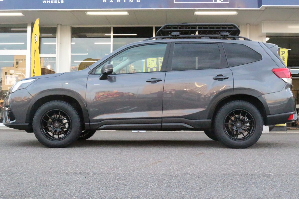 マットブラック Matte Black ENKEI　GTC02にTOYO TIRE　OPEN COUNTRY R/Tの１７インチを装着したフォレスター