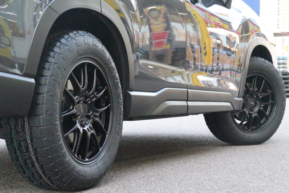 マットブラック Matte Black ENKEI　GTC02にTOYO TIRE　OPEN COUNTRY R/Tの１７インチを装着したフォレスター