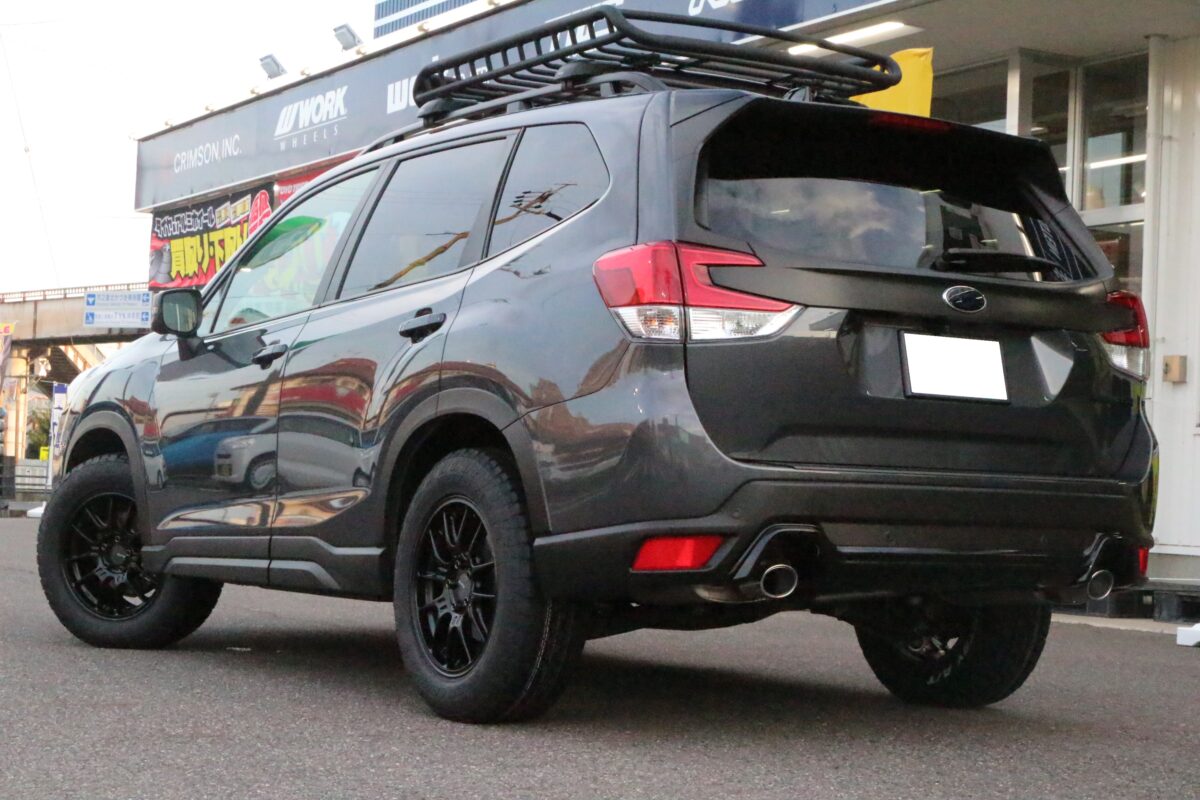 マットブラック Matte Black ENKEI　GTC02にTOYO TIRE　OPEN COUNTRY R/Tの１７インチを装着したフォレスター