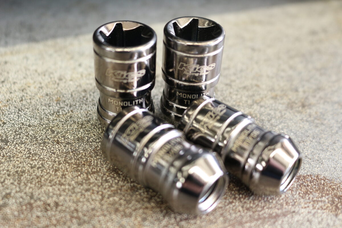 チタンゴールド　WORK シーカーFXのYOKOHAMA ブルーアースGT の16インチを装着したフリード